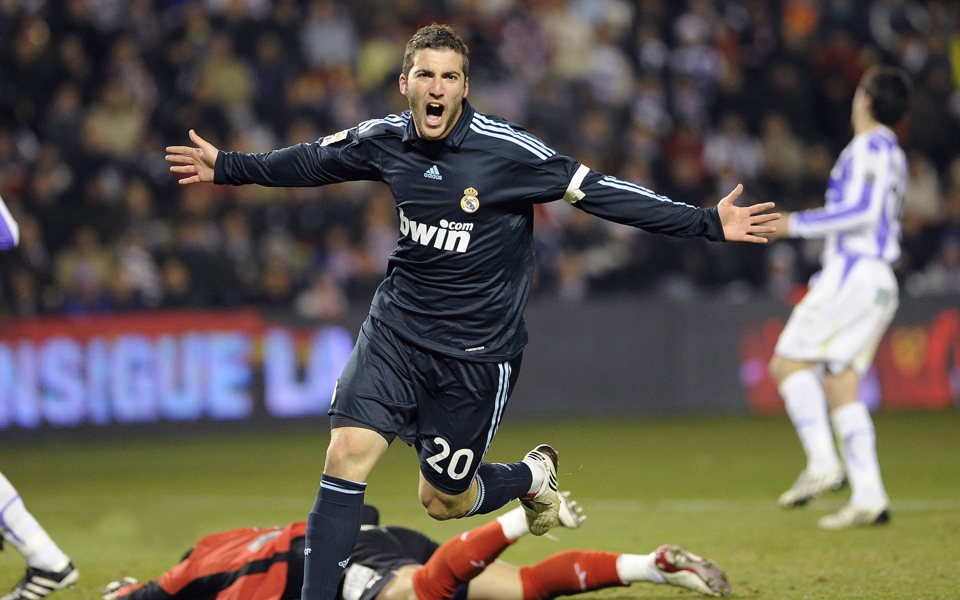 赵继伟赛后谦逊发言登热搜，阿森纳鏖战国际米兰引发热议